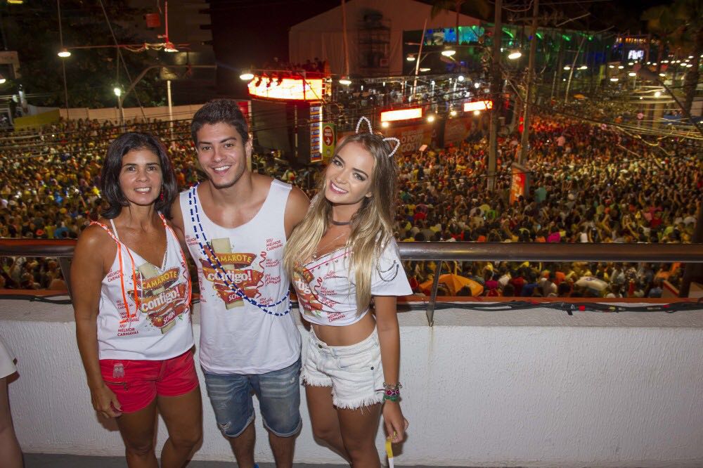 Arthur Aguiar comanda bloco de Carnaval em Salvador