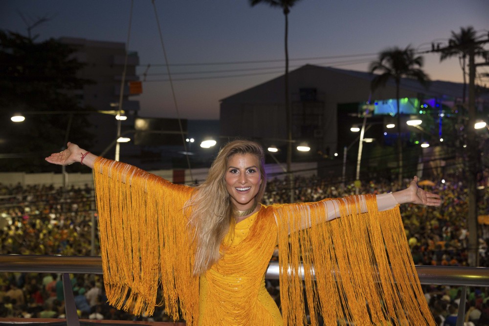 Atração do camarote Contigo! DJ Miss Cady interage com Ivete Sangalo em trio