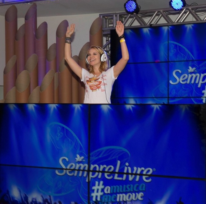 Leticia Colin vira DJ durante folia