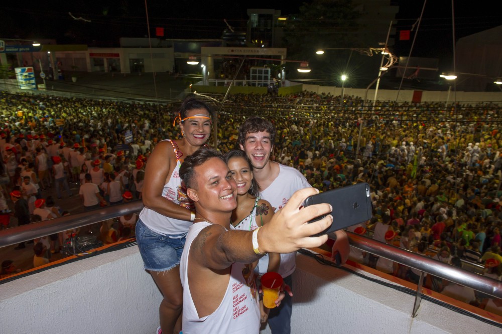 “Ela é uma mãezona para mim”, diz Vitor Novello sobre Solange Couto