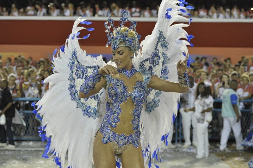 Ana Hickmann mostra disposição durante desfile na Sapucaí
