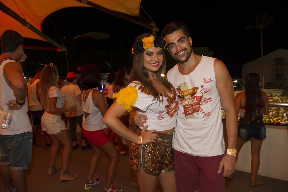 Matteus Brunetti, do The Voice, canta com Claudia Leitte em Salvador