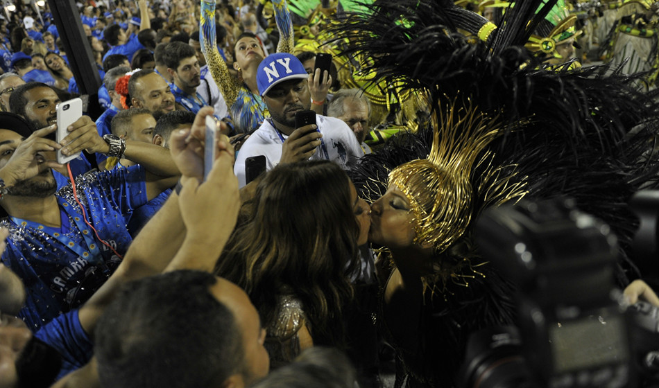 Sabrina Sato e Claudia Leitte dão selinho durante desfile