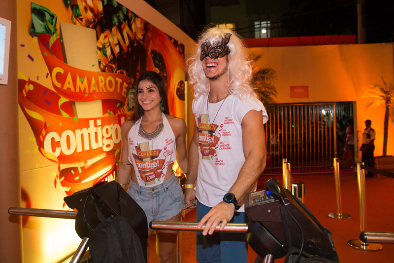Emiliano D’Ávila usa disfarce para aproveitar Carnaval baiano no meio da multidão