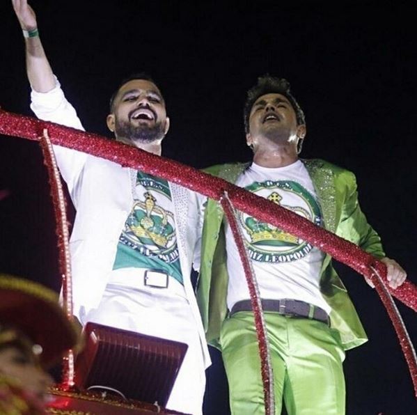 Zezé Di Camargo e Luciano desfilam na Sapucaí