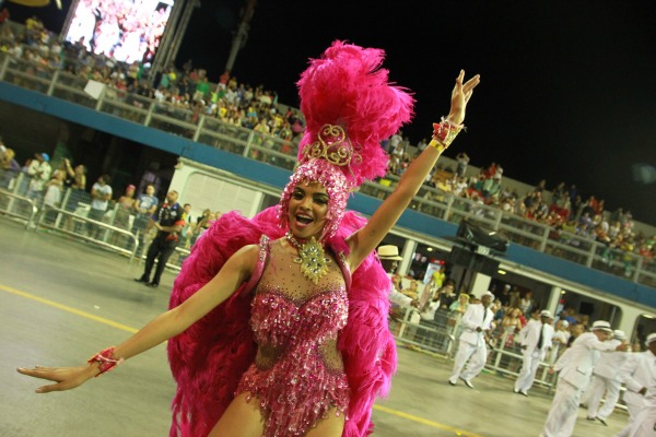Lucy Ramos e outras musas agitam o Desfile das Campeãs de São Paulo