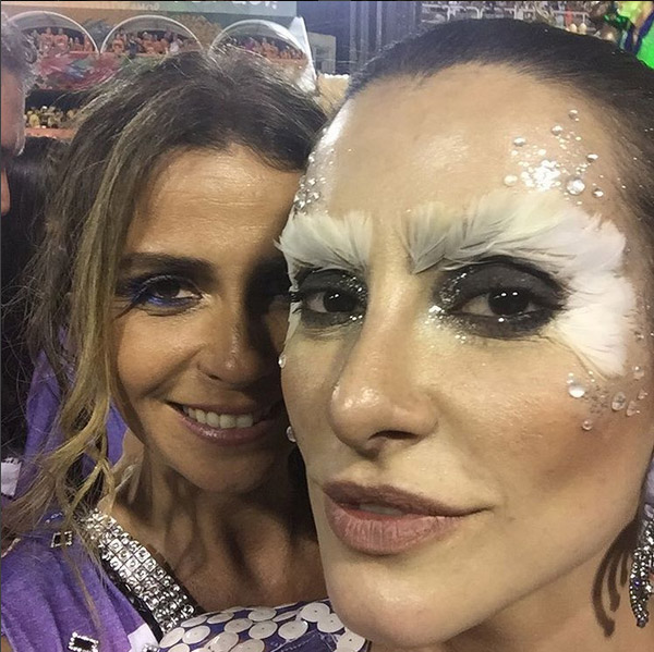 Maquiadas, Cleo Pires e Giovanna Antonelli se divertem no desfile das campeãs no Rio