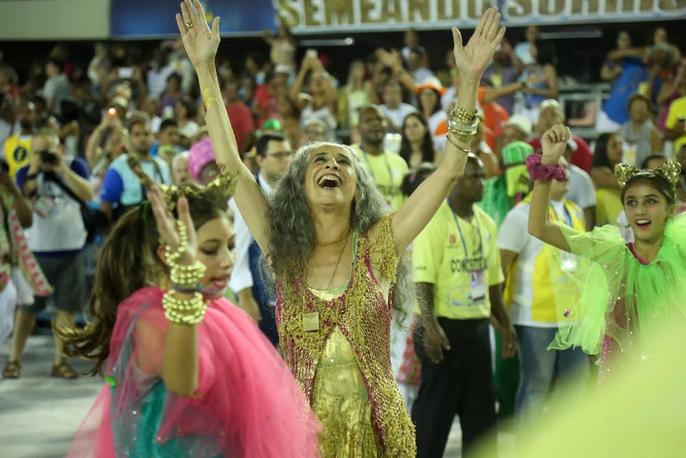 Maria Bethânia e Caetano desfilam pela Mangueira, campeã do carnaval carioca