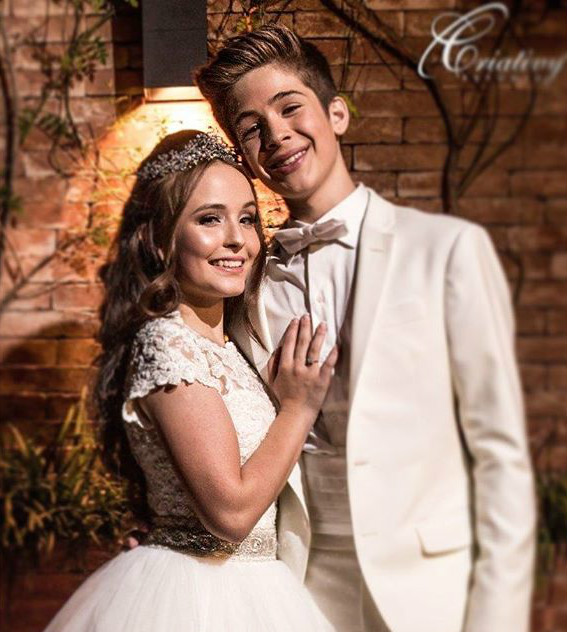 Larissa Manoela recebe surpresa em aniversário de namoro