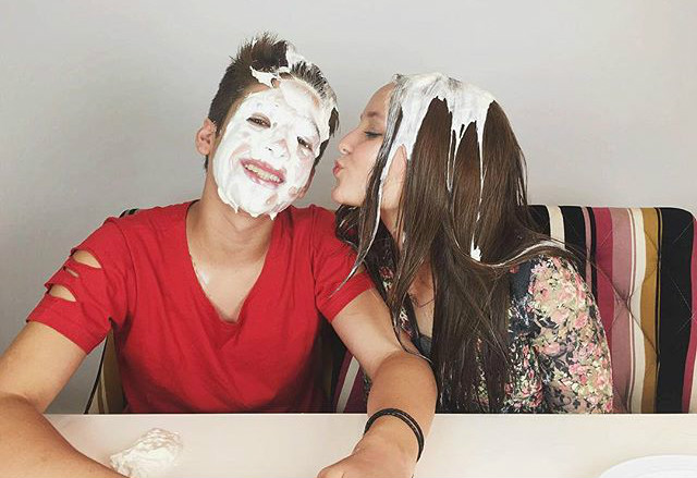 Larissa Manoela e João Guilherme se divertem em jogo de torta na cara