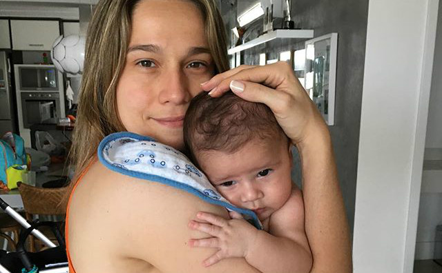 Fernanda Gentil posta foto do filho coberto de papinha