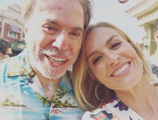Silvio Santos aparece barbudo ao lado de Angélica