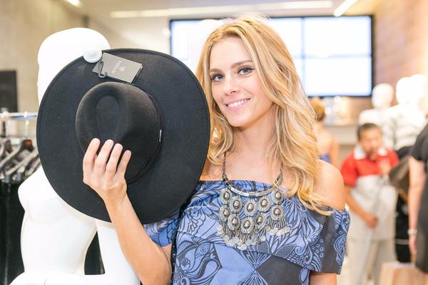 Carolina Dieckmann capricha na produção para evento no Rio