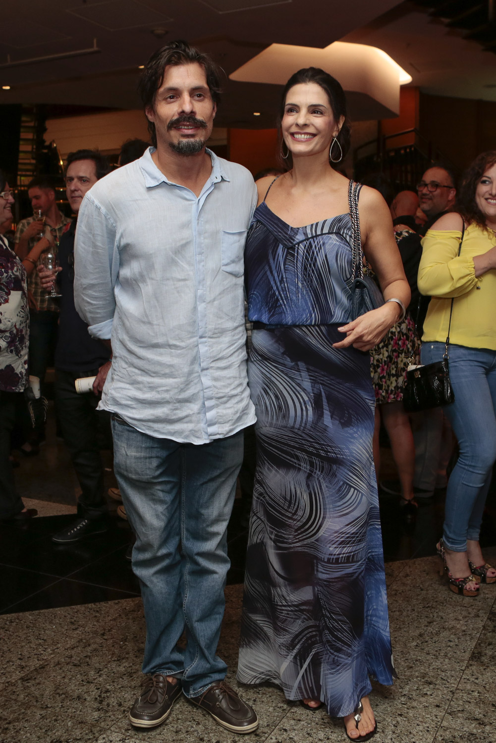 Helena Ranaldi beija muito na estreia de musical em São Paulo