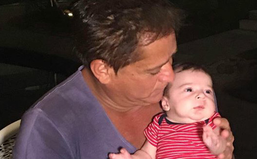 Leonardo visita o neto, Noah, pela primeira vez