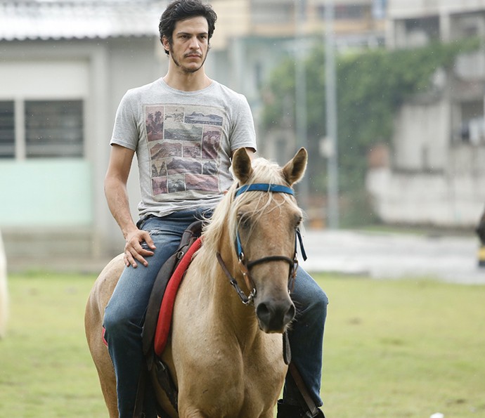 Mateus Solano cai do cavalo durante as gravações de Liberdade, Liberdade