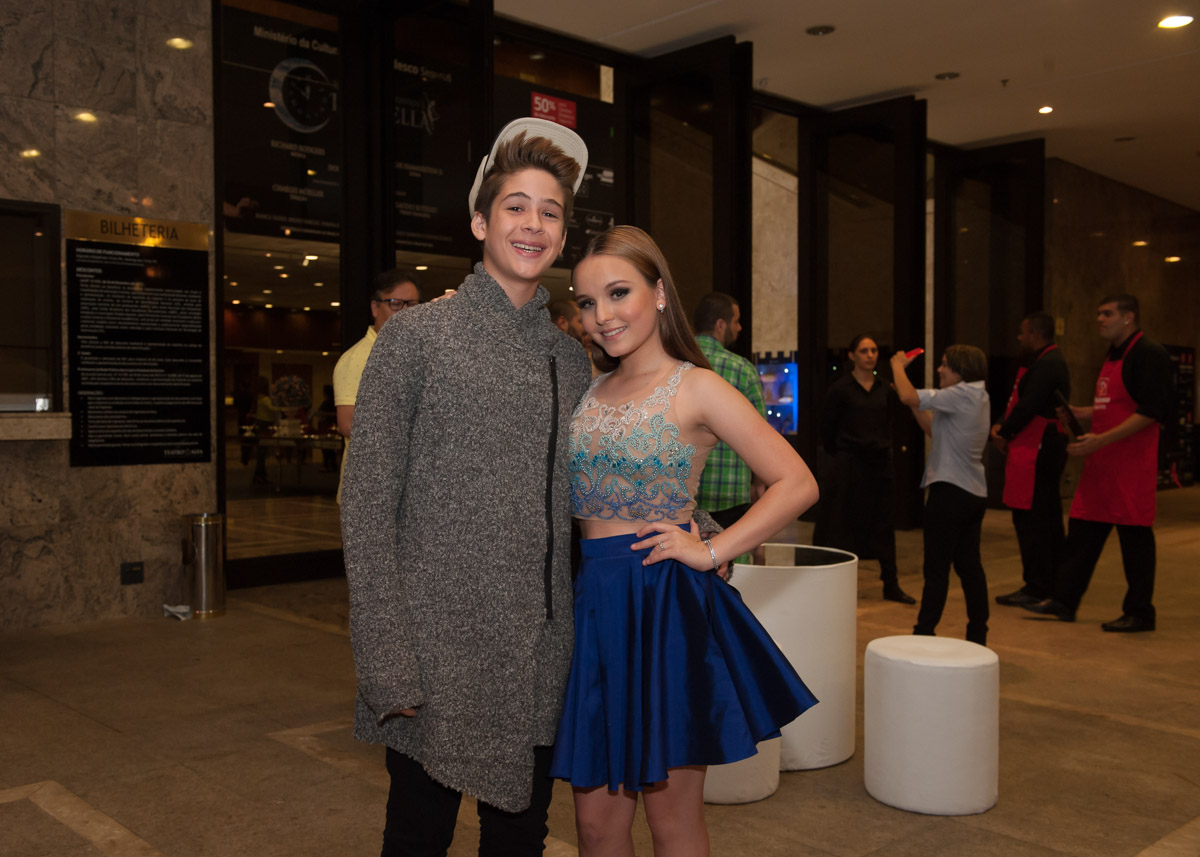 Larissa Manoela e João Guilherme acompanham sessão VIP de musical!