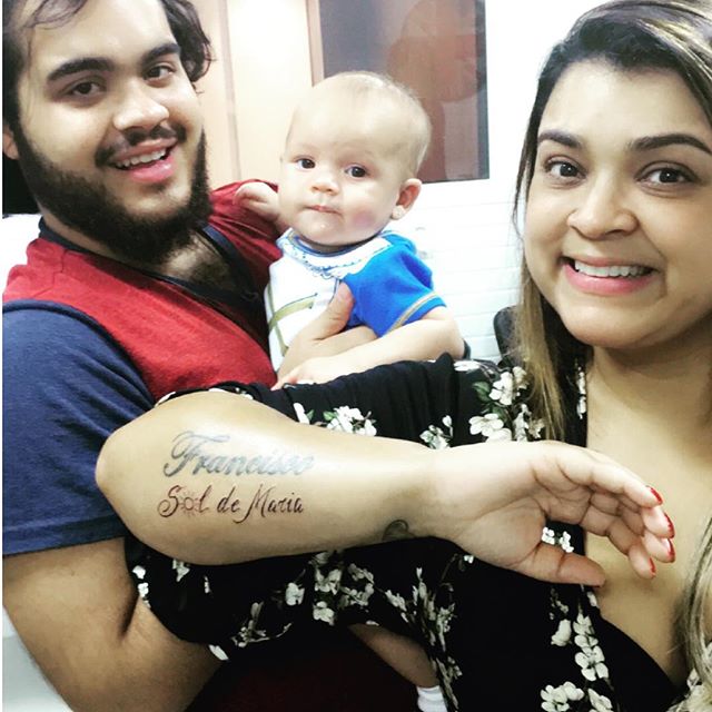 Preta Gil faz tatuagem em homenagem à neta, Sol de Maria