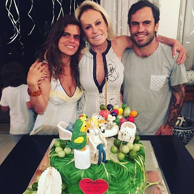 Ana Maria Braga comemora 67 anos com muita festa!