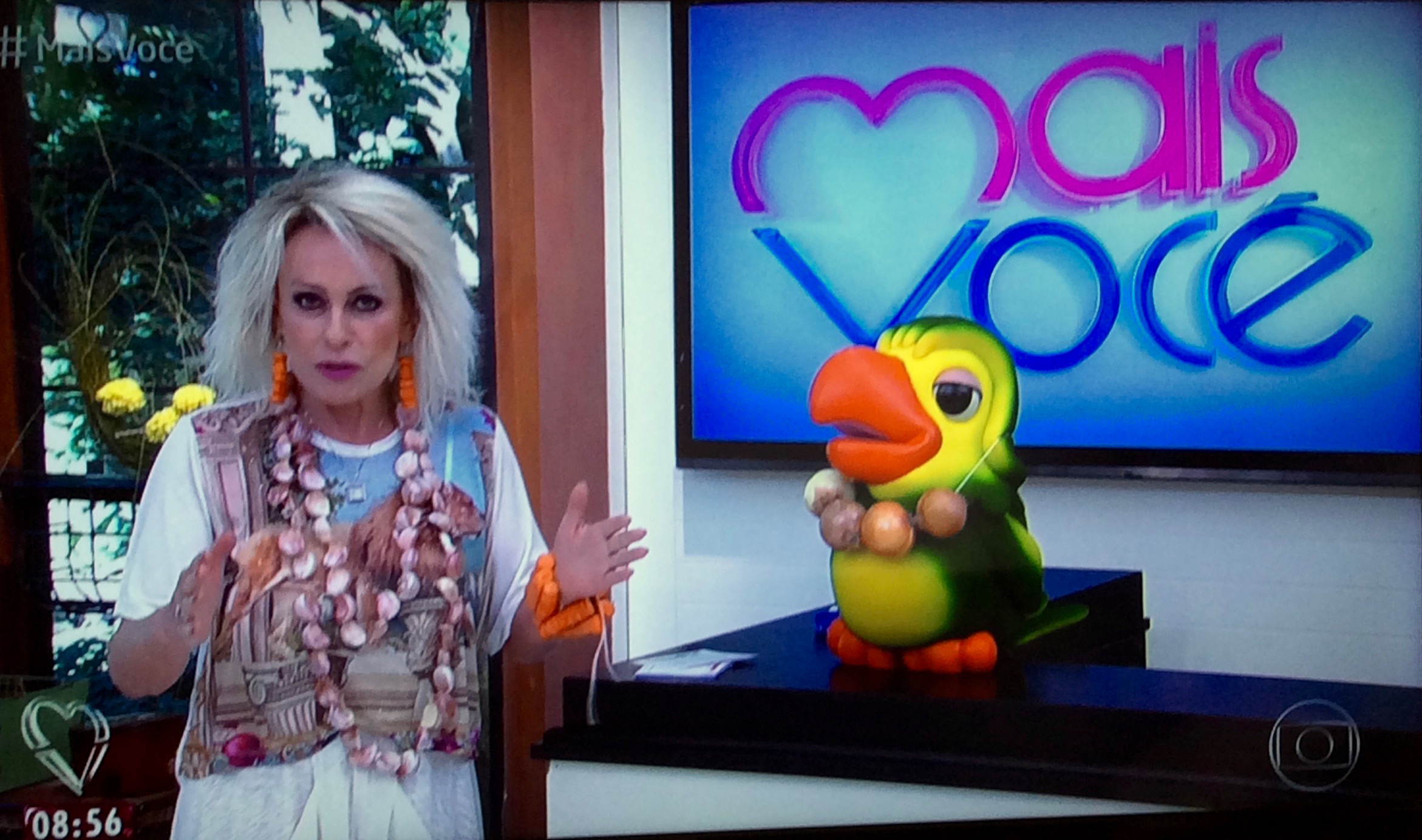 Ana Maria Braga critica aumento de preços com colar de alho e brincos de cenoura