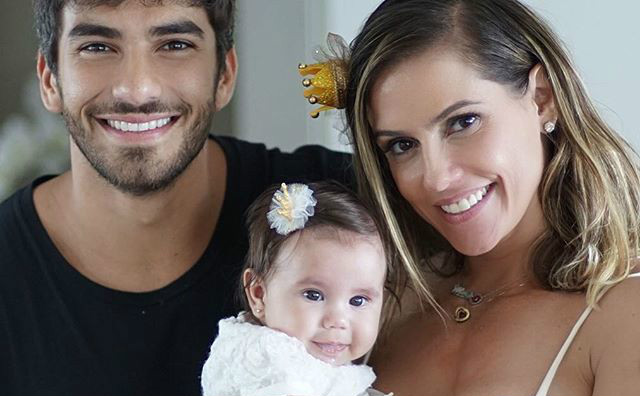 Deborah Secco comemora os 4 meses da filha, Maria Flor