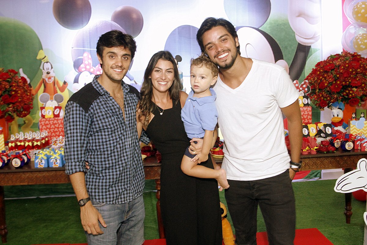 Felipe Simas e Mariana Uhlmann celebram os 2 anos do filho