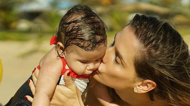 Deborah Secco compartilha foto fofa com a filha