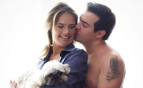 Na reta final da gravidez, Thais Pacholek posta foto e mostra a barriga
