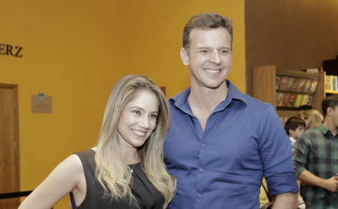 Juliana Baroni prestigia o marido em lançamento de livro