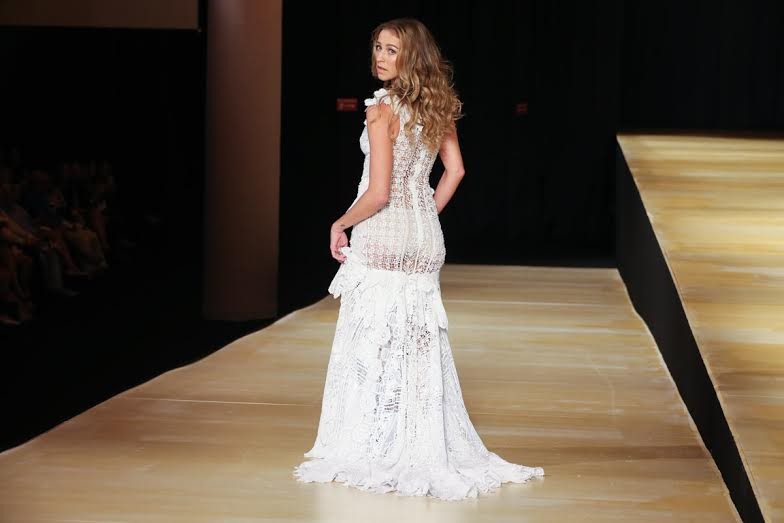 Luana Piovani tem um dia de noiva em desfile