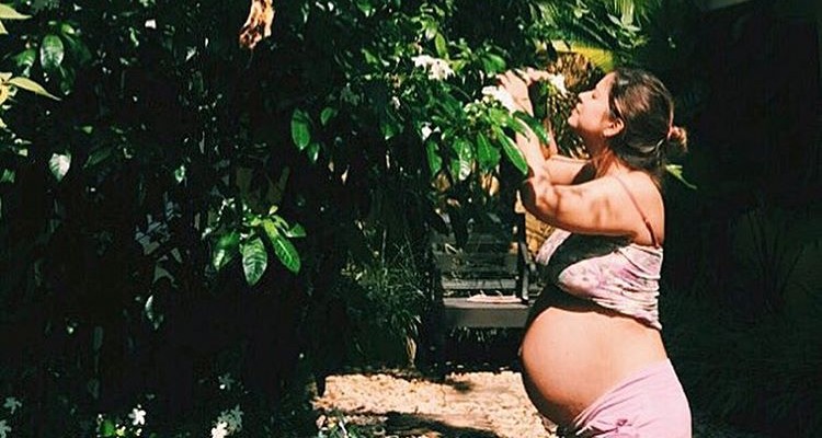Paloma Duarte é clicada com barrigão na reta final da gravidez