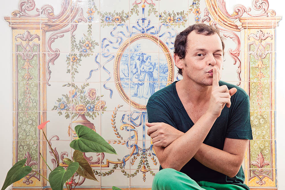 Perto dos 50 anos, Matheus Nachtergaele brinca: “Continuo sendo jovial, mas com cacoetes ótimos de velho”