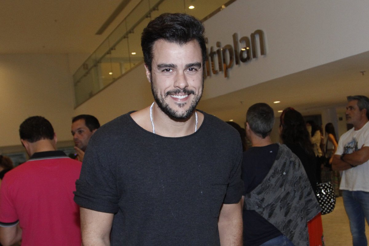 Joaquim Lopes e Fernanda Souza prestigiam espetáculo “Portátil” no RJ