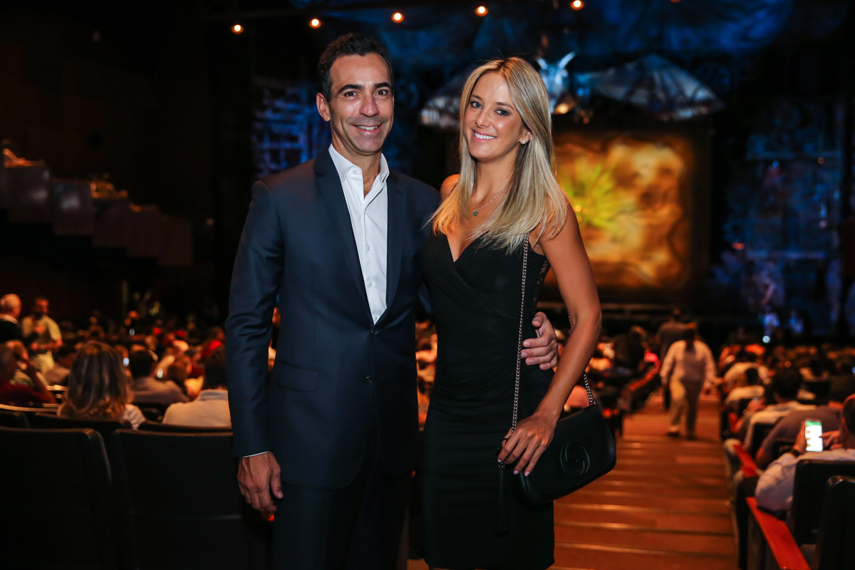 Ticiane Pinheiro e o namorado, César Tralli, assistem à “Wicked” em SP