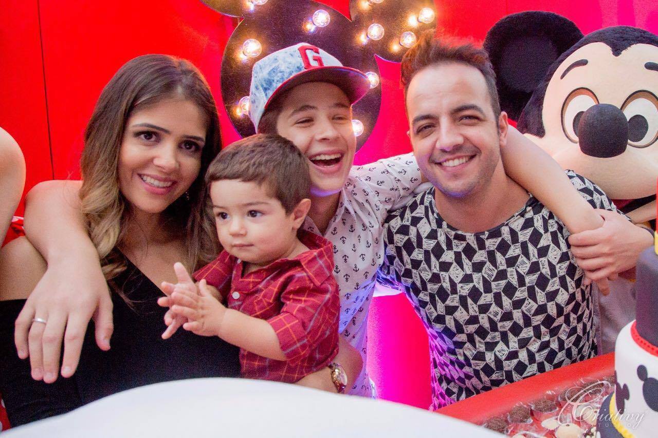 Com a família, João Guilherme Ávila comemora primeiro aniversário do irmão caçula