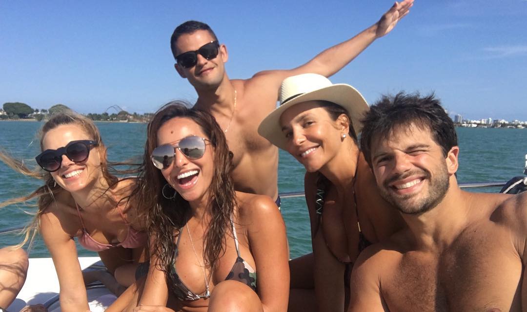 Sabrina Sato e Duda Nagle curtem a Flórida em grande companhia