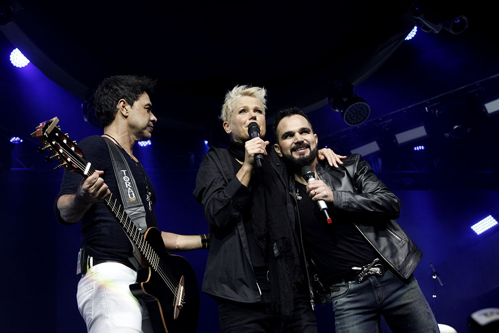 Zezé di Camargo e Luciano comemoram 25 anos de carreira com show em São Paulo