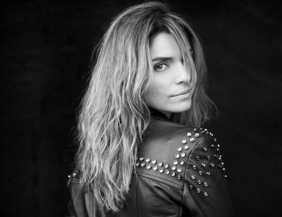 Aline Muniz lança disco e volta aos palcos em nova turnê