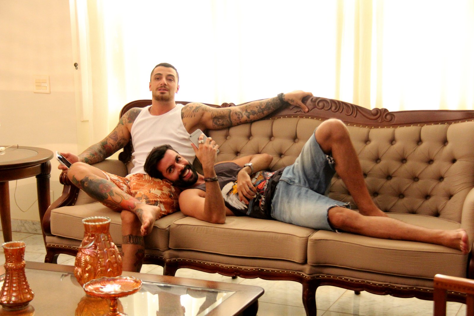 Felipe Titto forma casal gay em novo clipe sertanejo