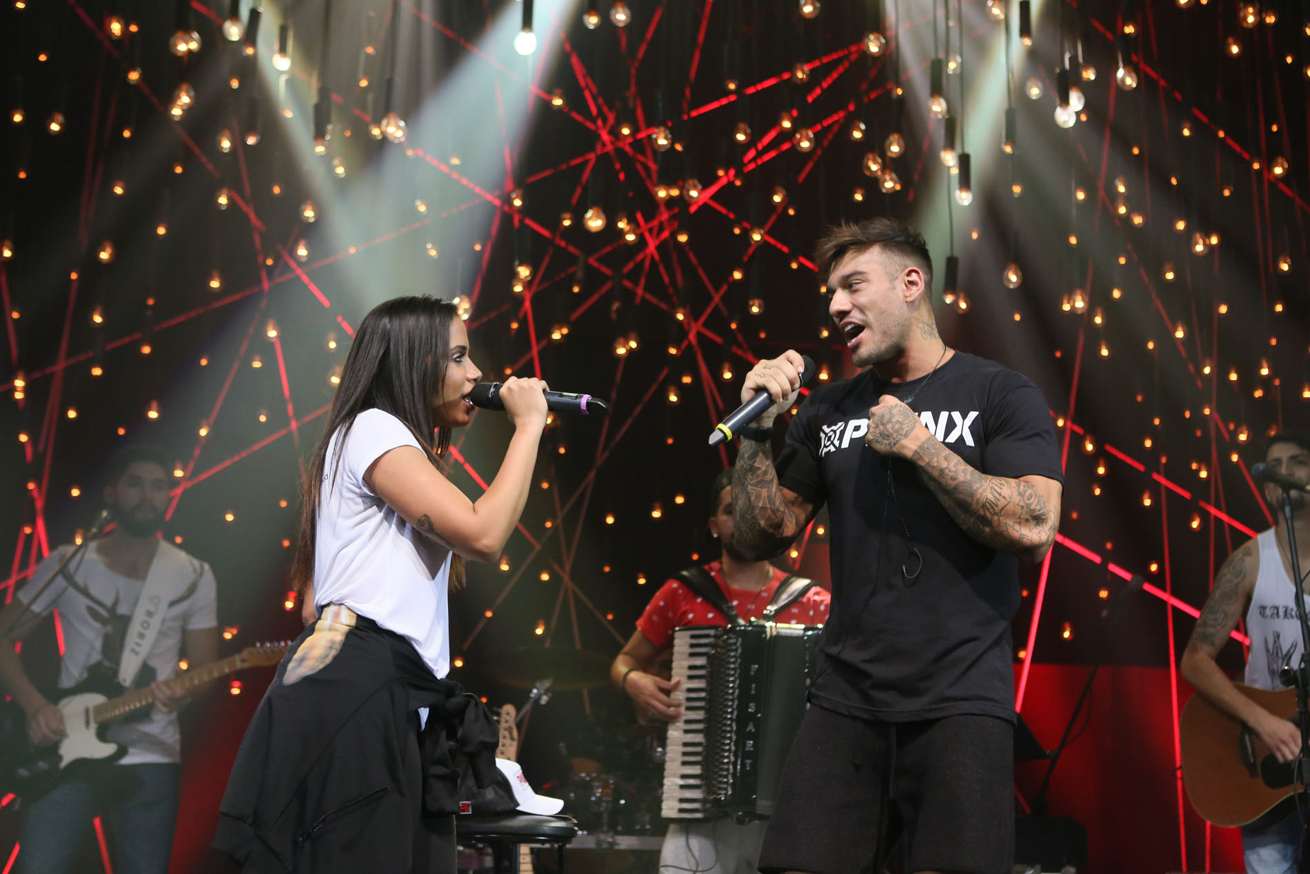 Lucas Lucco faz cover em inglês e distribui selinho em programa