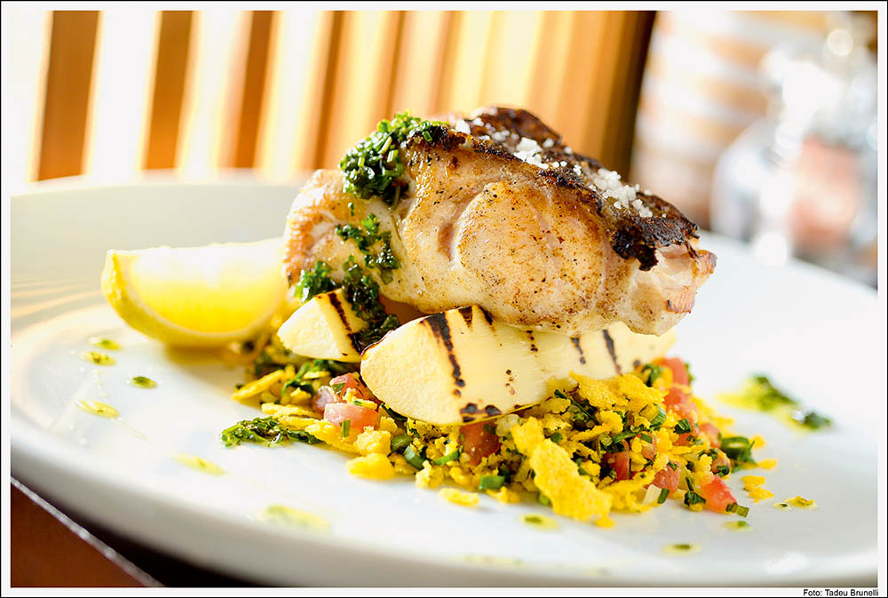 Deu fome? Aprenda a fazer um pescado com palmito pupunha, cuscuz de milho flocado e salsa rústica