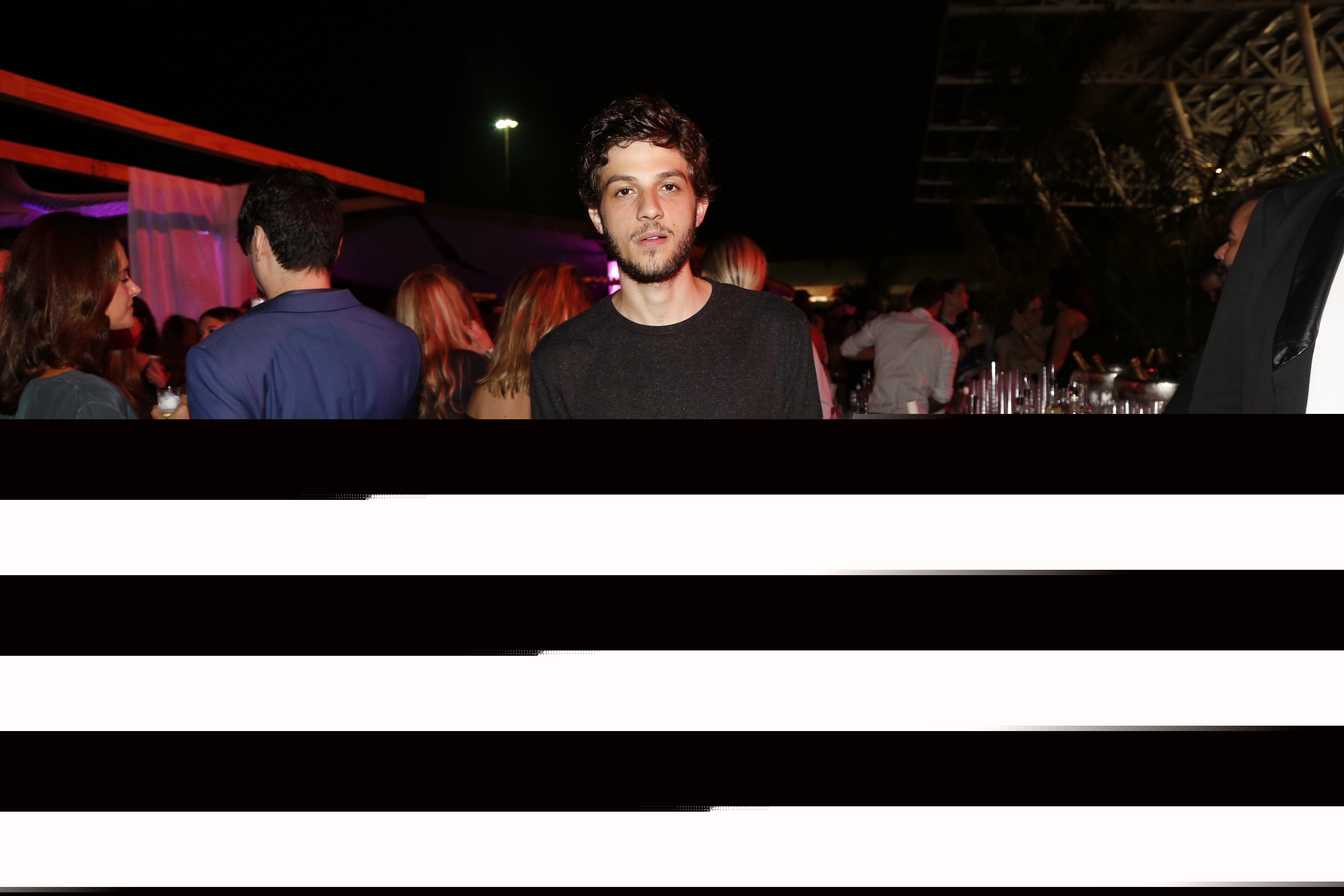 Solteiro, Chay Suede vai à evento de moda no Rio