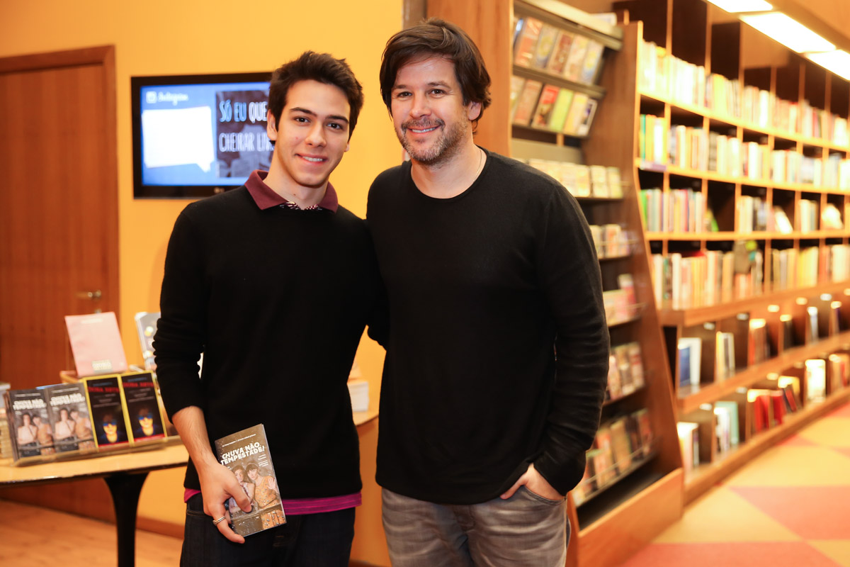 Murilo Benício vai ao teatro com o filho mais velho, Antônio