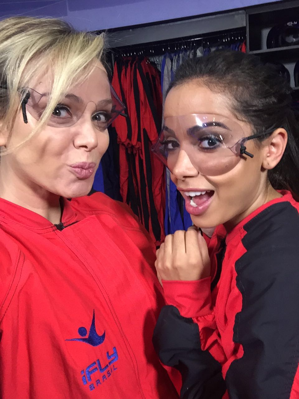 Anitta e Eliana saltam de paraquedas