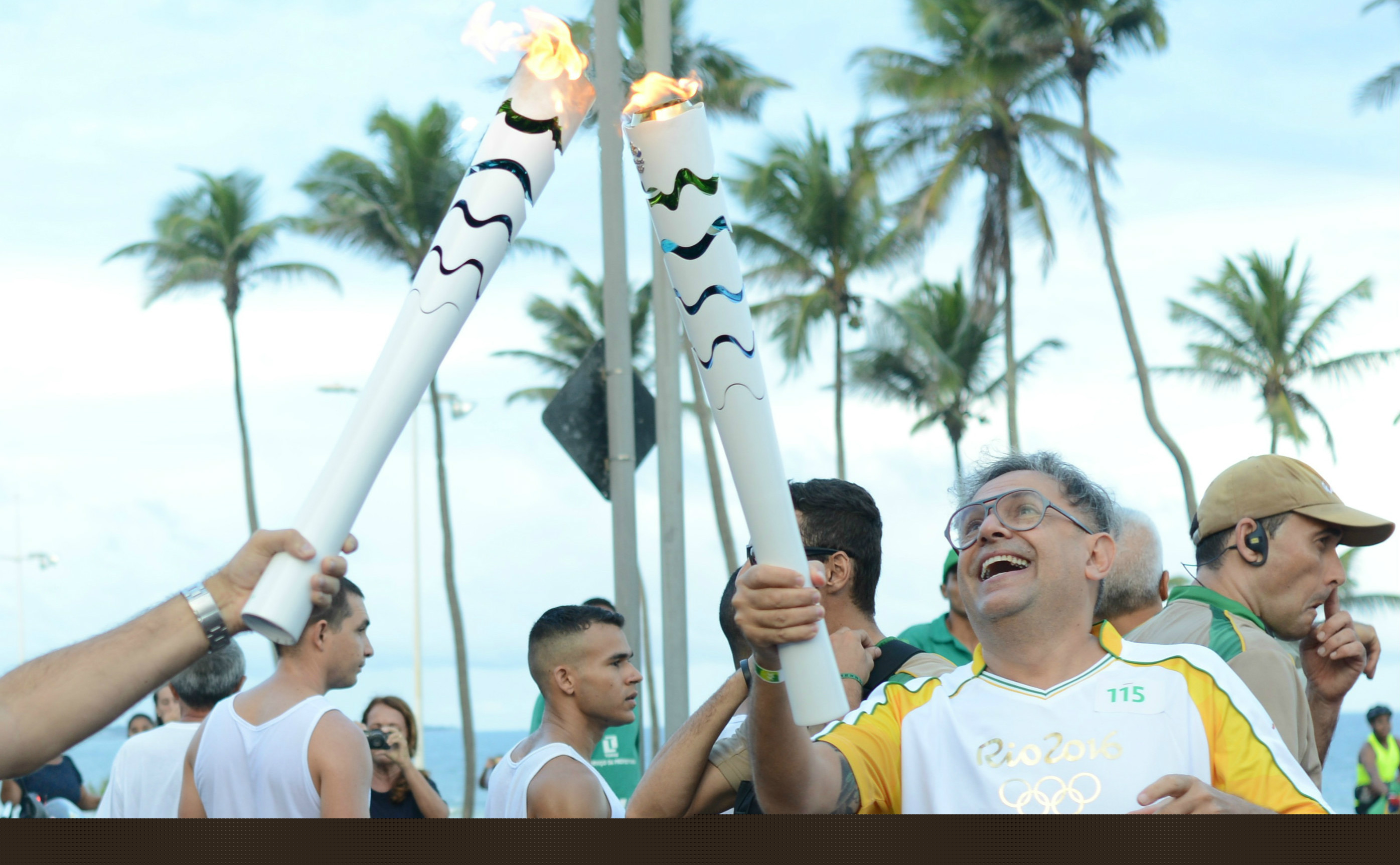 Paulo Borges, criador da SPFW, carrega tocha olímpica Rio 2016, em Salvador