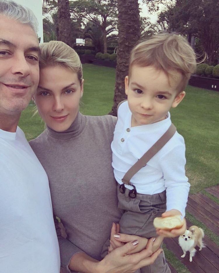 Uma semana após atentado, Ana Hickmann posta foto em família
