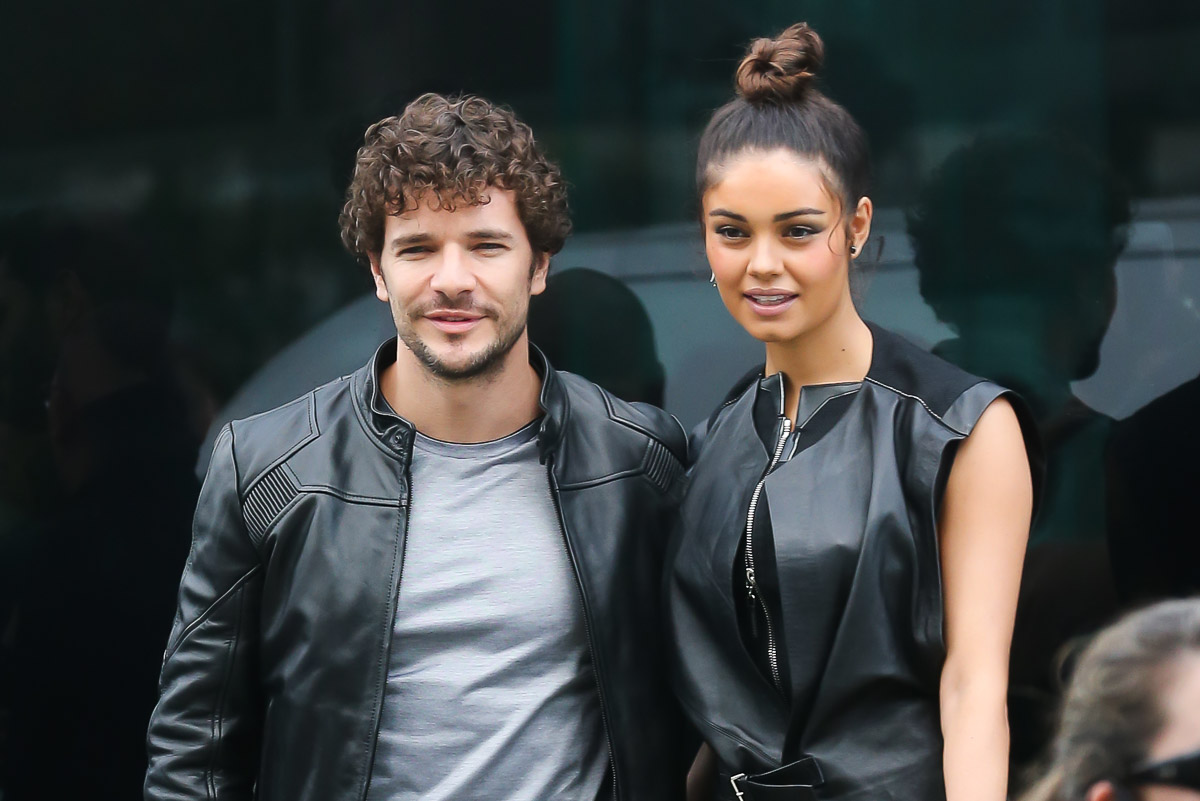 Famosos acompanham desfile de moda no Rio de Janeiro