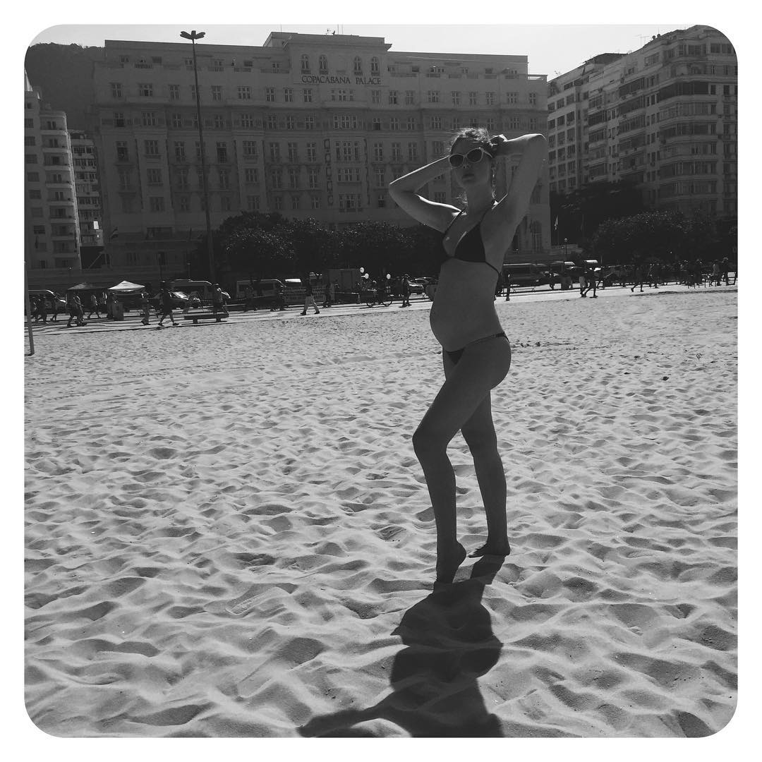 Ana Claudia Michels mostra barrigão de seis meses na praia