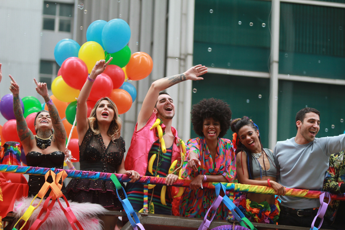 Elenco de Sense 8 grava cenas durante Parada Gay