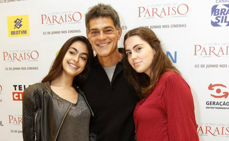 Eduardo Moscovis recebe as filhas e a mulher em pré-estreia